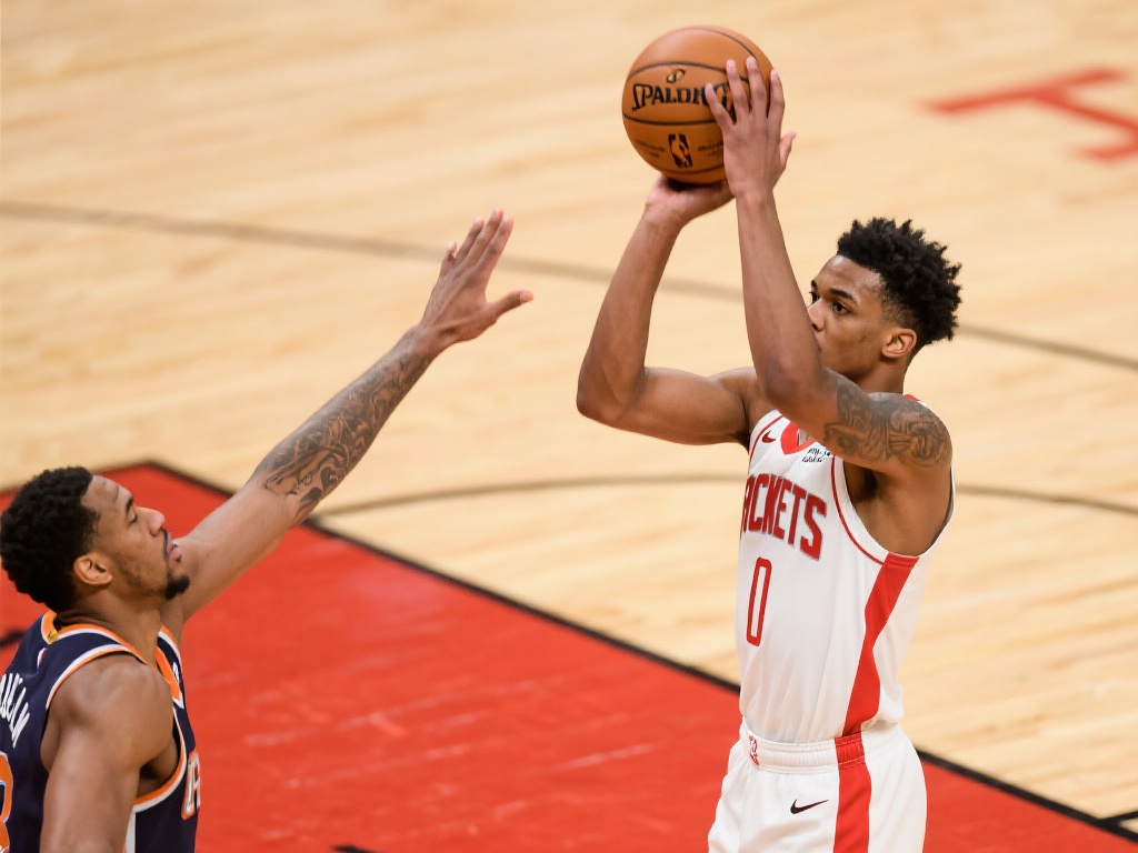 戈登精准助攻底角 小波特三分稳稳命中 说到小波特的三分出手,稳稳命中四个字足以